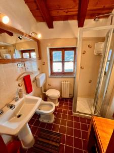 ein Badezimmer mit Waschbecken, Toilette und Dusche in der Unterkunft B&B La Mandorla in Quart