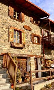 ein Steingebäude mit einem Schild davor in der Unterkunft B&B La Mandorla in Quart