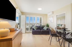 Χώρος καθιστικού στο Quiet Apartment in Mantra Salt Beach by uHoliday - 2BR, 1BR and Hotel Room configurations available