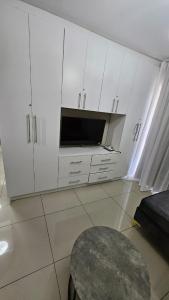 Kuchyň nebo kuchyňský kout v ubytování Summersands 83 North Beach Durban- 2 Bedrooms