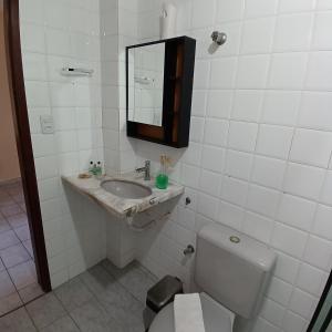 ジョアンペソアにあるApartamento espaçoso e aconcheganteのトイレ、洗面台、鏡のあるバスルーム