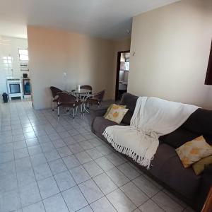 ジョアンペソアにあるApartamento espaçoso e aconcheganteのソファとテーブルのあるリビングルーム