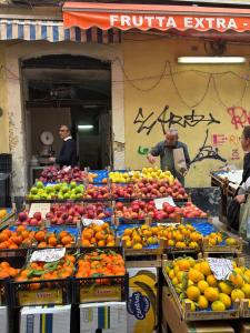 カターニアにあるSicily Loft Living 2の果物・野菜の市場