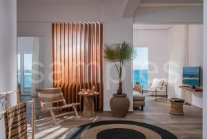 Posezení v ubytování Khroma Luxury Suite 1 Beach front apartment