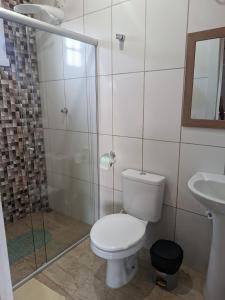 a bathroom with a toilet and a shower and a sink at Casa encanto das Gerais in Tiradentes