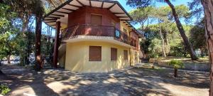 a house with a balcony on top of it at Bright flat in Rosolina in Rosolina Mare