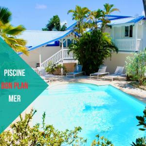 La alberca dentro o cerca de Villa Nirvana vue Mer piscine plage de Petit Havre a 200 metre