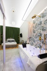 Llit o llits en una habitació de Jacuzzi Berka Apartamenty