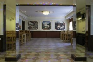 Un restaurante o sitio para comer en Postoyaliy Dvor Yam