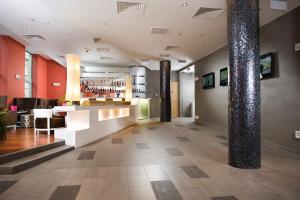 eine Lobby mit zwei Säulen und einer Bar in der Unterkunft Royal Park Boutique Hotel in Budapest