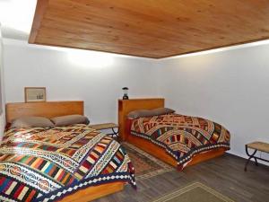 two beds sitting next to each other in a bedroom at River Home in Valle de Bravo