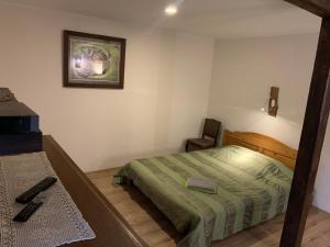 塔尔图Delta 4 Nice apartment 2 big bed的一间带床和椅子的小卧室