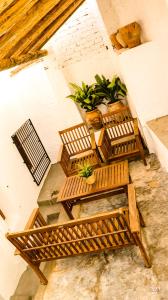 an overhead view of three wooden benches with plants at Escapada Rural en La Casa del Árbol in Tózar