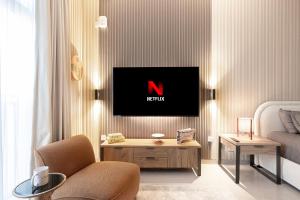 Televisyen dan/atau pusat hiburan di Downtown Gem at Al Zahia by Blue Cloud +62 gambar
