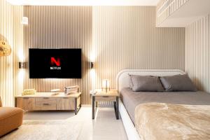 Televisyen dan/atau pusat hiburan di Downtown Gem at Al Zahia by Blue Cloud