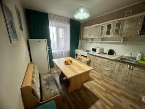 Kuchyň nebo kuchyňský kout v ubytování Lux Home на берегу Ульбы + 12 fotografií