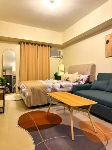 una habitación con una cama, una mesa y un sofá en Avida Riala Staycation in IT Park, Cebu - ITScape, en Cebú