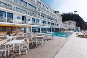 Πισίνα στο ή κοντά στο Alimuri Bay Resort