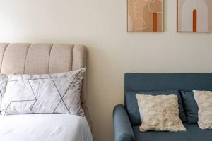 1 cama con almohada y silla en una habitación en Avida Riala Staycation in IT Park, Cebu - ITScape, en Cebú 34 fotos más