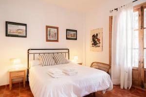 a bedroom with a bed with towels on it at Casa rural Buenos Días con chimenea, calefacción y barbacoa in Padul +64 photos