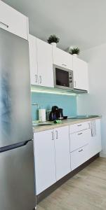 Kuchyň nebo kuchyňský kout v ubytování Ocean View Apartments