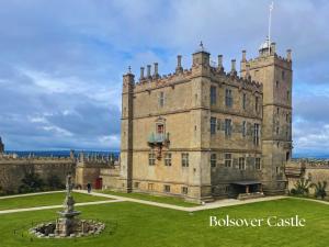 an old castle with a fountain in front of it at Contractor Friendly 2-Bed - Fast Wi-Fi & Netflix in Worksop