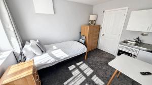 Dapur atau dapur kecil di Beautiful self contained studio apartment