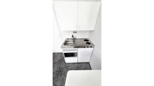 Dapur atau dapur kecil di Beautiful self contained studio apartment