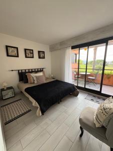 una camera da letto con un letto, un divano e un balcone di Saint Cyprien Golf View 2 bedrooms Apartment , 900 m from the beach a Saint-Cyprien Altre 50 foto