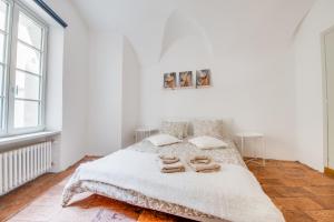 Ένα ή περισσότερα κρεβάτια σε δωμάτιο στο Easylife Swiss - Luxurious Garden Retreat in Castel Grande, Pergola & Historic Charm x6