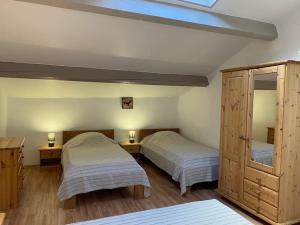 GravièresにあるGîte de 6 ou 8 personnes le Châtaignierのベッドルーム1室(ベッド2台、ナイトスタンド2台付) +12枚の写真