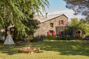 GravièresにあるGîte de 6 ou 8 personnes le Châtaignierの石造りの家(ピクニックテーブル、テント付)