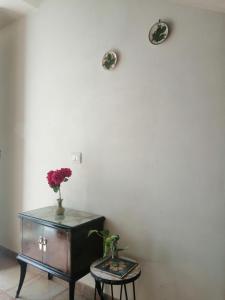 a table with a vase of flowers on a wall at U' Iazzu in Avola