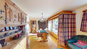 a living room with a couch and a table at Apartment Ambretta OG in Champfer