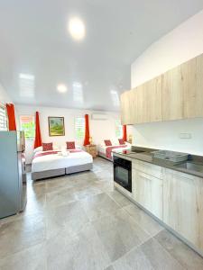 Pare LODGE TAHITI客房内的一张或多张床位