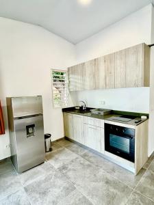 Pare LODGE TAHITI的厨房或小厨房