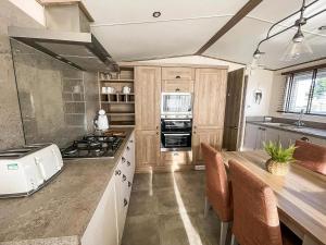 Η κουζίνα ή μικρή κουζίνα στο Stunning 8 Berth Caravan With Decking At Kessingland Beach Ref 90017D