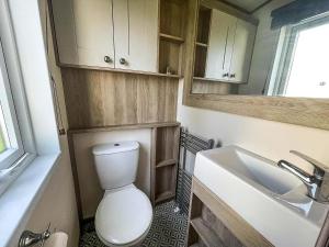 Ένα μπάνιο στο Stunning 8 Berth Caravan With Decking At Kessingland Beach Ref 90017D +8 φωτογραφίες