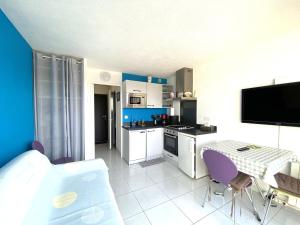 Dapur atau dapur kecil di Studio 2 à 4 personnes avec piscine commune chauffée - Wifi - AARON