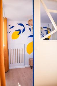 un couloir avec un mur orné de vignettes jaunes et bleues dans l'établissement Studio Majorelle, à Sotteville-lès-Rouen