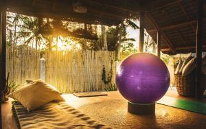 Ein lila Ball liegt auf einem Tisch in der Unterkunft Duon Baler - Seconds from Sabang beach, your peaceful escape in Baler + 24 Fotos
