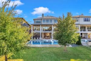 Πισίνα στο ή κοντά στο Lakeside 499 and Concierge Services