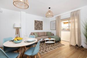 salon ze stołem i kanapą w obiekcie La guevara de Victoria apartment, city center w Maladze