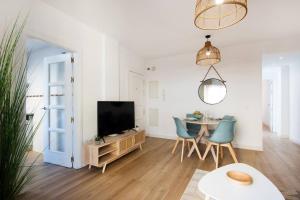 Telewizja i/lub zestaw kina domowego w obiekcie La guevara de Victoria apartment, city center