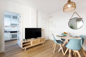 Telewizja i/lub zestaw kina domowego w obiekcie La guevara de Victoria apartment, city center