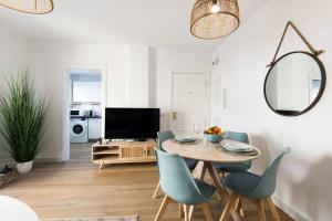 Telewizja i/lub zestaw kina domowego w obiekcie La guevara de Victoria apartment, city center