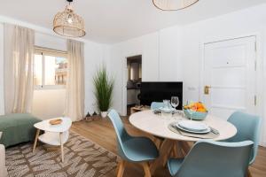 Telewizja i/lub zestaw kina domowego w obiekcie La guevara de Victoria apartment, city center