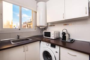 kuchnia z pralką i mikrofalówką w obiekcie La guevara de Victoria apartment, city center w Maladze