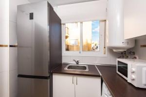 kuchnia z lodówką ze stali nierdzewnej i zlewozmywakiem w obiekcie La guevara de Victoria apartment, city center w Maladze +21 zdjęć