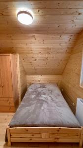 Posteľ alebo postele v izbe v ubytovaní Wellness House Prague Pohádkový Ráj